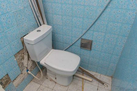 Casa à venda com 342m², 5 quartos e 3 vagas Casa à venda com 342m², 5 quartos e 3 vagasFundos - Banheiro da Kitnet