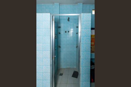 Casa à venda com 342m², 5 quartos e 3 vagas Casa à venda com 342m², 5 quartos e 3 vagasFundos - Banheiro da Kitnet