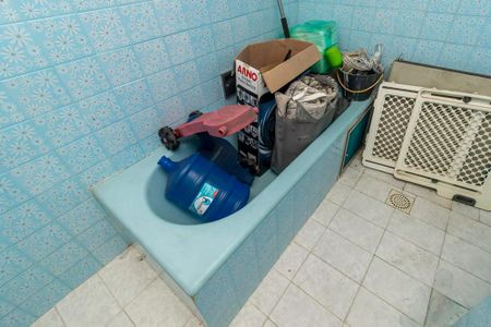 Casa à venda com 342m², 5 quartos e 3 vagas Casa à venda com 342m², 5 quartos e 3 vagasFundos - Banheiro da Kitnet