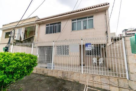 Casa à venda com 342m², 5 quartos e 3 vagas Casa à venda com 342m², 5 quartos e 3 vagasFachada