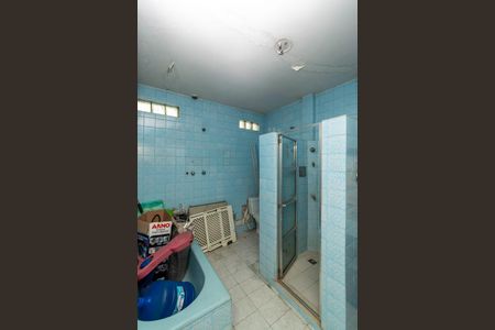 Casa à venda com 342m², 5 quartos e 3 vagas Casa à venda com 342m², 5 quartos e 3 vagasFundos - Banheiro da Kitnet