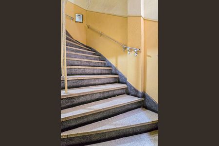 Apartamento para alugar com 55m², 2 quartos e sem vaga Apartamento para alugar com 55m², 2 quartos e sem vagaEscada