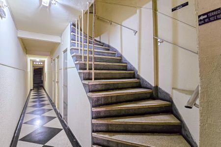 Apartamento para alugar com 55m², 2 quartos e sem vaga Apartamento para alugar com 55m², 2 quartos e sem vagaEscada