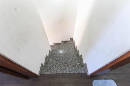 Casa de condomínio à venda com 62m², 2 quartos e 1 vagaEscada