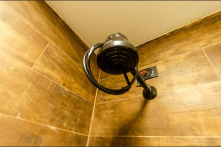 Banheiro de kitnet/studio para alugar com 1 quarto, 23m² em Itaberaba, São Paulo