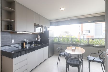 Cozinha de apartamento para alugar com 1 quarto, 44m² em Itaim Bibi, São Paulo