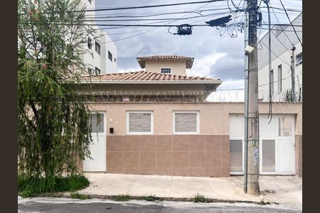 Casa à venda com 188m², 4 quartos e 2 vagas Casa à venda com 188m², 4 quartos e 2 vagasFachada