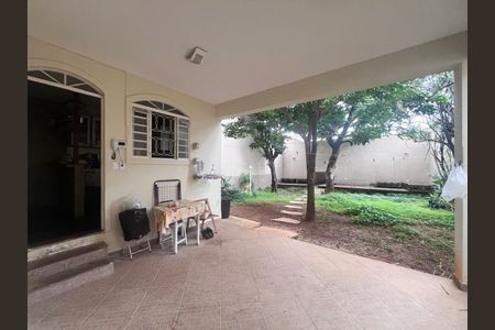 Casa à venda com 188m², 4 quartos e 2 vagas Casa à venda com 188m², 4 quartos e 2 vagasÁrea externa