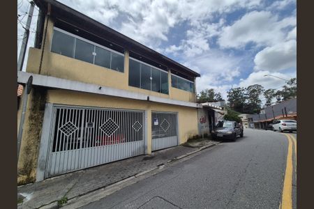 Casa à venda com 220m², 3 quartos e 4 vagas Casa à venda com 220m², 3 quartos e 4 vagasFachada