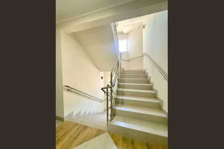 Apartamento para alugar com 83m², 2 quartos e 1 vagaEscada