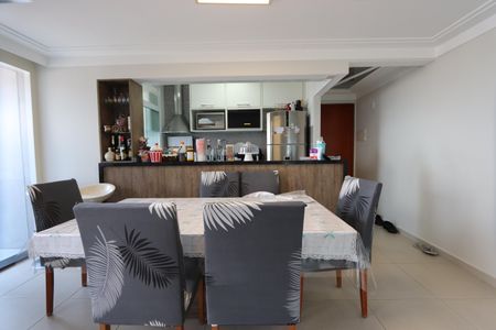 Apartamento à venda com 117m², 2 quartos e 4 vagasSala