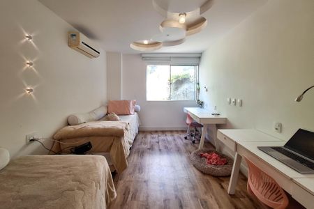 Casa de condomínio à venda com 450m², 5 quartos e 2 vagas Casa de condomínio à venda com 450m², 5 quartos e 2 vagasQuarto 1