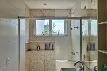 Casa de condomínio à venda com 450m², 5 quartos e 2 vagas Casa de condomínio à venda com 450m², 5 quartos e 2 vagasBanheiro da Suíte 2