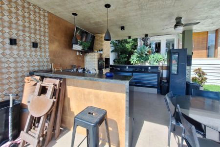 Casa de condomínio à venda com 450m², 5 quartos e 2 vagas Casa de condomínio à venda com 450m², 5 quartos e 2 vagasQuintal