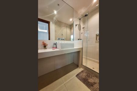 Casa de condomínio à venda com 450m², 5 quartos e 2 vagas Casa de condomínio à venda com 450m², 5 quartos e 2 vagasBanheiro da Suíte 3