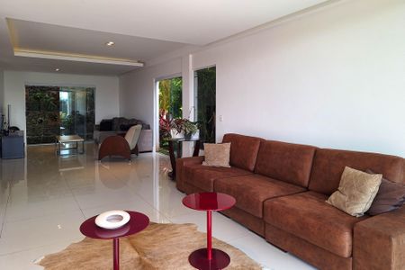 Casa de condomínio à venda com 450m², 5 quartos e 2 vagas Casa de condomínio à venda com 450m², 5 quartos e 2 vagasSala 1