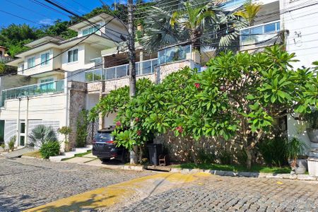 Casa de condomínio à venda com 450m², 5 quartos e 2 vagas Casa de condomínio à venda com 450m², 5 quartos e 2 vagasFachada