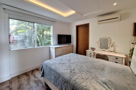 Casa de condomínio à venda com 450m², 5 quartos e 2 vagas Casa de condomínio à venda com 450m², 5 quartos e 2 vagasSuíte 3