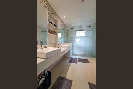 Casa de condomínio à venda com 450m², 5 quartos e 2 vagas Casa de condomínio à venda com 450m², 5 quartos e 2 vagasBanheiro da Suíte 1