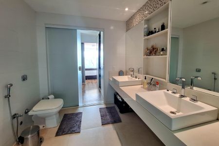 Casa de condomínio à venda com 450m², 5 quartos e 2 vagas Casa de condomínio à venda com 450m², 5 quartos e 2 vagasBanheiro da Suíte 1