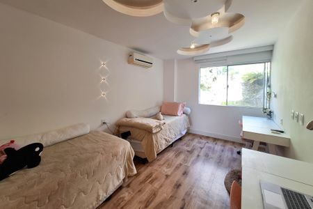 Casa de condomínio à venda com 450m², 5 quartos e 2 vagas Casa de condomínio à venda com 450m², 5 quartos e 2 vagasQuarto 1