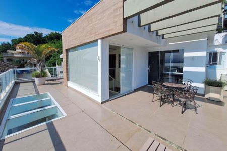 Casa de condomínio à venda com 450m², 5 quartos e 2 vagas Casa de condomínio à venda com 450m², 5 quartos e 2 vagasTerraço