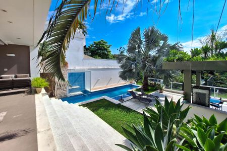 Casa de condomínio à venda com 450m², 5 quartos e 2 vagas Casa de condomínio à venda com 450m², 5 quartos e 2 vagasQuintal