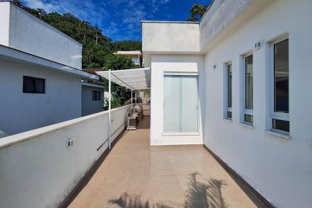 Casa de condomínio à venda com 450m², 5 quartos e 2 vagas Casa de condomínio à venda com 450m², 5 quartos e 2 vagasTerraço