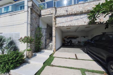 Casa de condomínio à venda com 450m², 5 quartos e 2 vagas Casa de condomínio à venda com 450m², 5 quartos e 2 vagasFachada