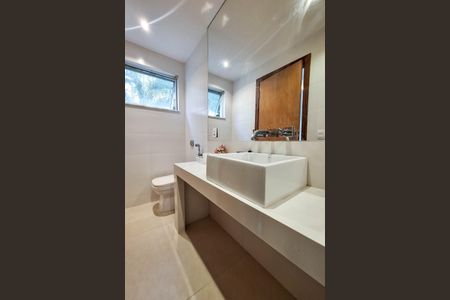 Casa de condomínio à venda com 450m², 5 quartos e 2 vagas Casa de condomínio à venda com 450m², 5 quartos e 2 vagasBanheiro da Suíte 3