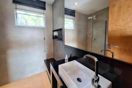 Casa de condomínio à venda com 450m², 5 quartos e 2 vagas Casa de condomínio à venda com 450m², 5 quartos e 2 vagasBanheiro da Suíte 4