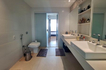 Casa de condomínio à venda com 450m², 5 quartos e 2 vagas Casa de condomínio à venda com 450m², 5 quartos e 2 vagasBanheiro da Suíte 1