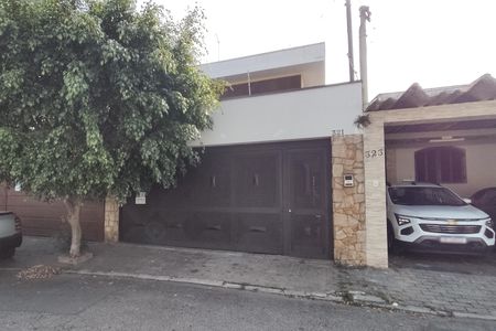 Casa à venda com 976m², 3 quartos e 2 vagasFachada