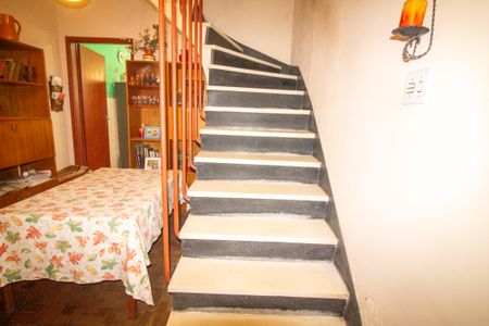 Casa à venda com 85m², 2 quartos e 1 vagaEscada