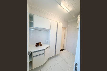Apartamento à venda com 170m², 3 quartos e 4 vagas Apartamento à venda com 170m², 3 quartos e 4 vagasÁrea de Serviço