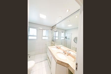 Apartamento à venda com 170m², 3 quartos e 4 vagas Apartamento à venda com 170m², 3 quartos e 4 vagasBanheiro da Suíte 1