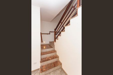 Escada de casa para alugar com 4 quartos, 198m² em Jardim das Imbuias, São Paulo