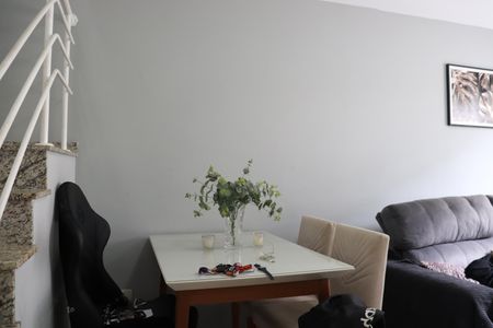 Casa de condomínio à venda com 110m², 2 quartos e 3 vagasSala