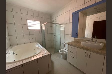 Casa de condomínio para alugar com 450m², 3 quartos e 3 vagasBanheiro da Suíte 2