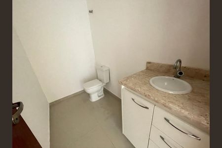 Casa de condomínio para alugar com 450m², 3 quartos e 3 vagasBanheiro Social