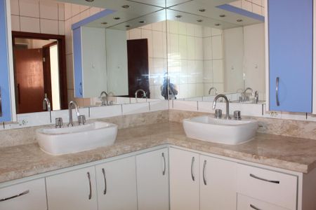 Casa de condomínio para alugar com 450m², 3 quartos e 3 vagasBanheiro da Suíte 2