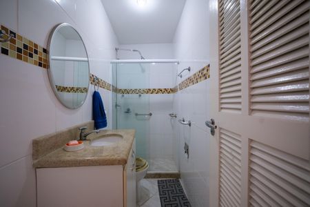 Casa de condomínio à venda com 257m², 5 quartos e 2 vagas Casa de condomínio à venda com 257m², 5 quartos e 2 vagasBanheiro de Serviço