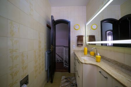 Casa de condomínio à venda com 257m², 5 quartos e 2 vagas Casa de condomínio à venda com 257m², 5 quartos e 2 vagasBanheiro Social