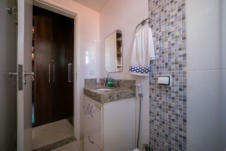 Casa de condomínio à venda com 257m², 5 quartos e 2 vagas Casa de condomínio à venda com 257m², 5 quartos e 2 vagasBanheiro Suite 3