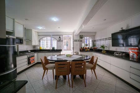 Casa de condomínio à venda com 257m², 5 quartos e 2 vagas Casa de condomínio à venda com 257m², 5 quartos e 2 vagasCozinha