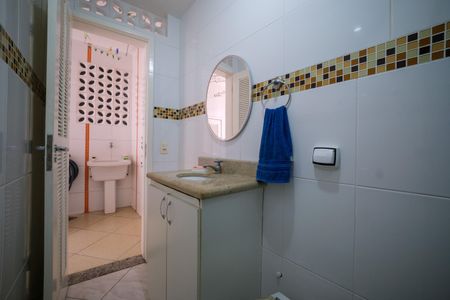 Casa de condomínio à venda com 257m², 5 quartos e 2 vagas Casa de condomínio à venda com 257m², 5 quartos e 2 vagasBanheiro de Serviço