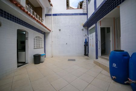Casa de condomínio à venda com 257m², 5 quartos e 2 vagas Casa de condomínio à venda com 257m², 5 quartos e 2 vagasQuintal