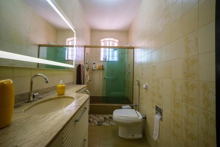 Casa de condomínio à venda com 257m², 5 quartos e 2 vagas Casa de condomínio à venda com 257m², 5 quartos e 2 vagasBanheiro Social