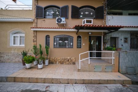 Casa de condomínio à venda com 257m², 5 quartos e 2 vagas Casa de condomínio à venda com 257m², 5 quartos e 2 vagasFachada da Casa