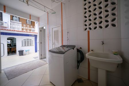 Casa de condomínio à venda com 257m², 5 quartos e 2 vagas Casa de condomínio à venda com 257m², 5 quartos e 2 vagasÁrea de Serviço